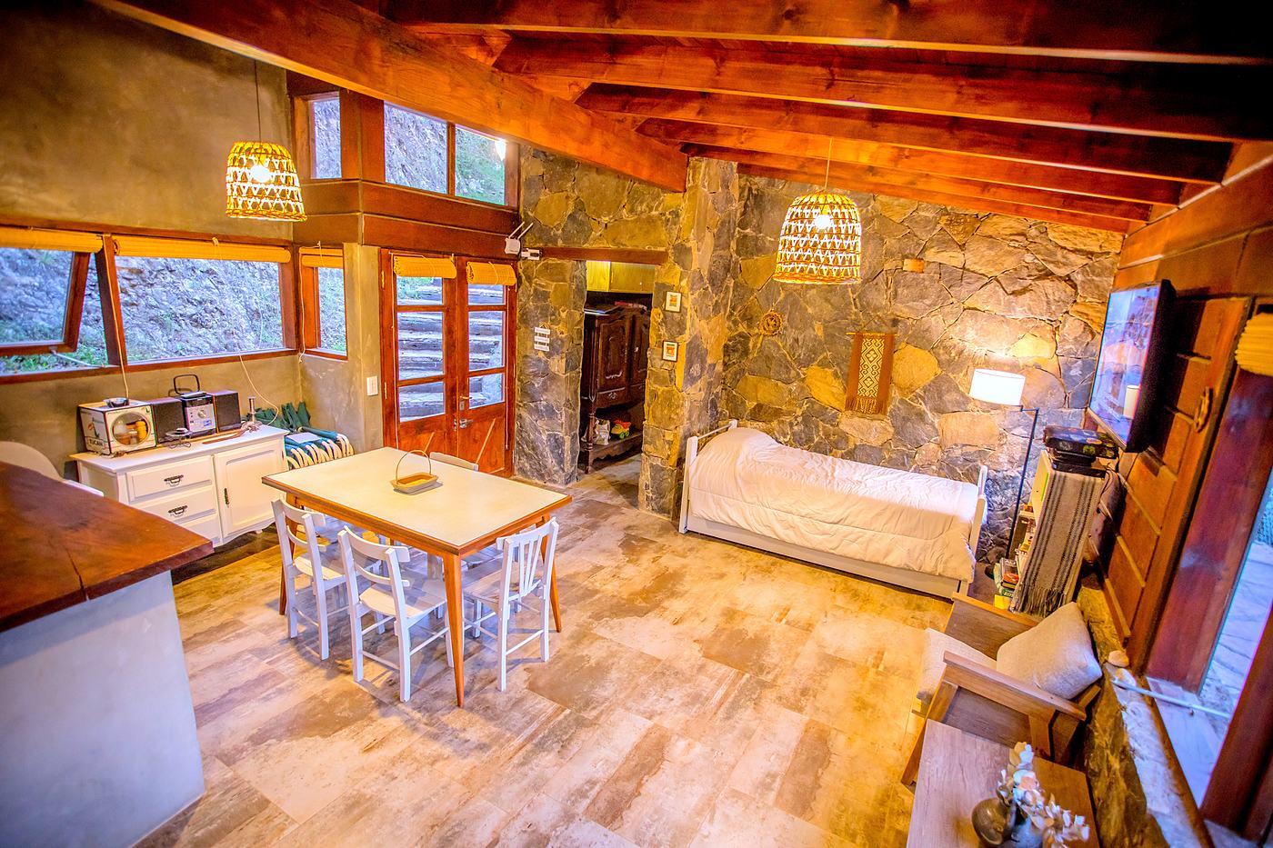 Living con cama y mesa comedor