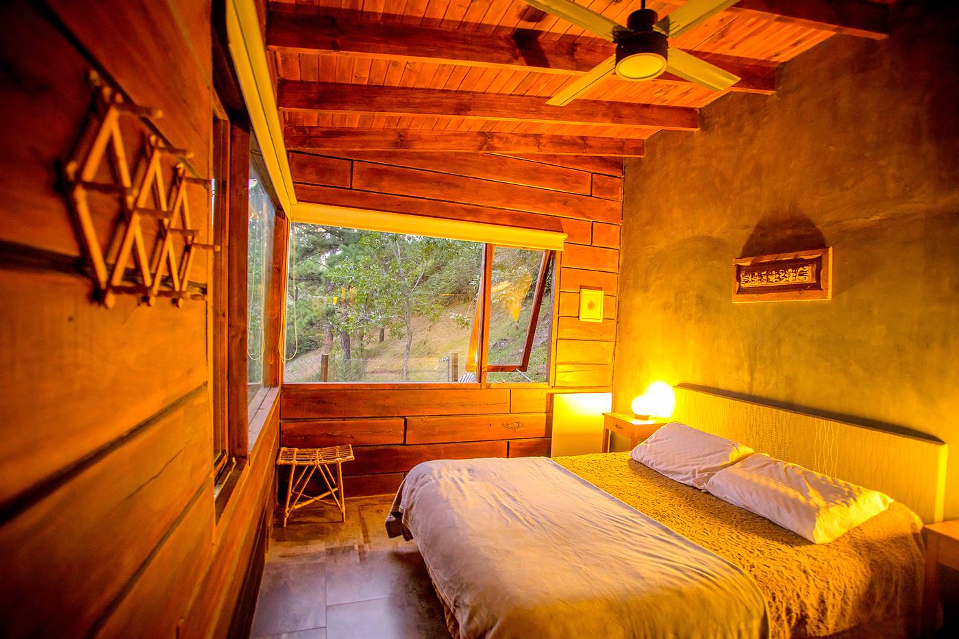 Dormitorio matrimonial con ventilador de techo