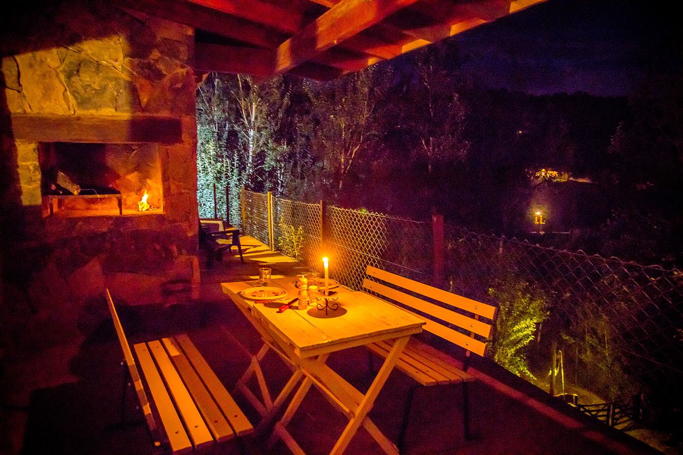 Galería con parrilla techada, de noche