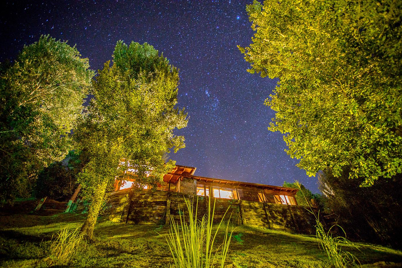 Casa Altos bajo el cielo estrellado