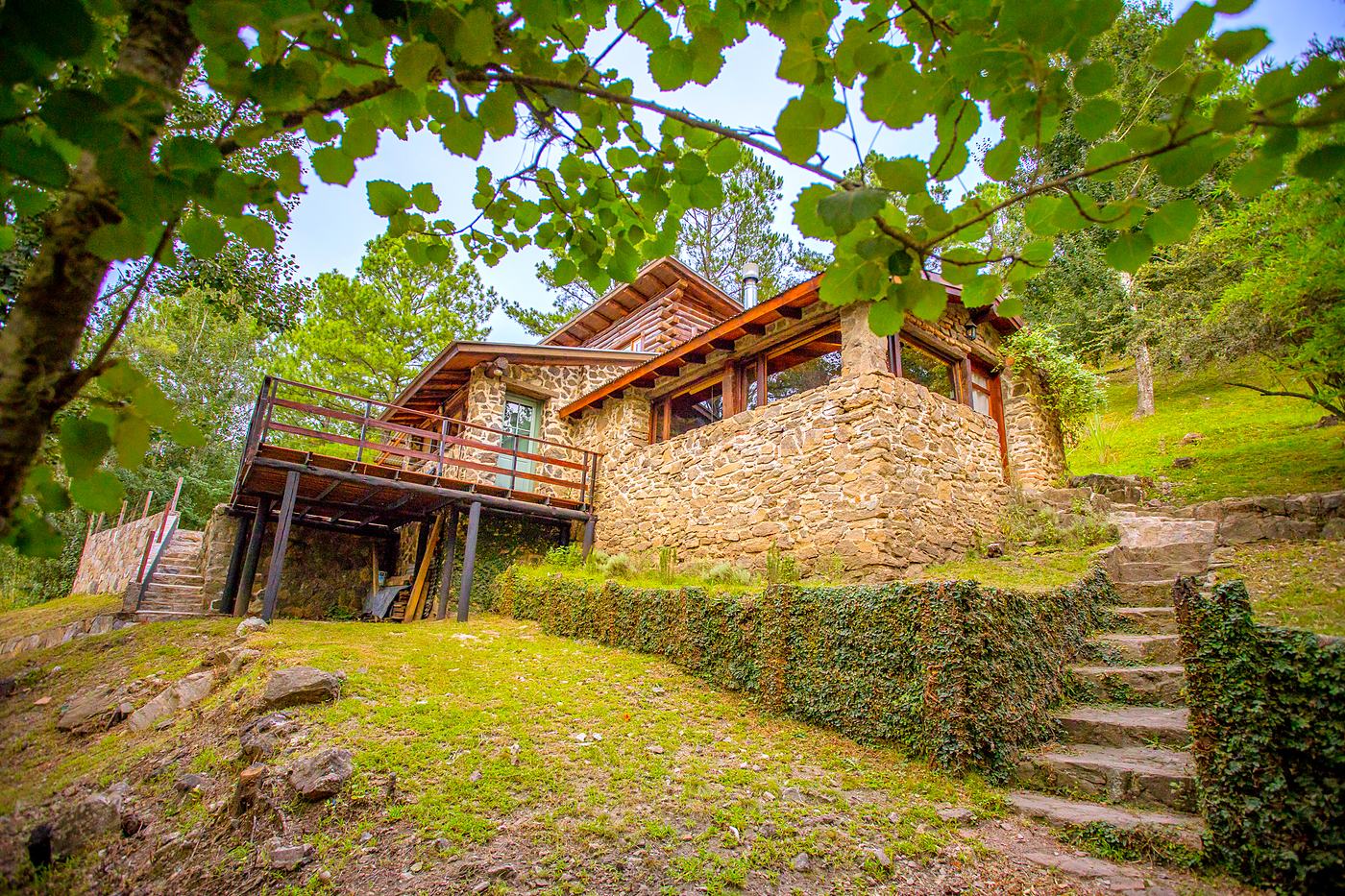 Casa Río de piedra, con su escalera y su deck