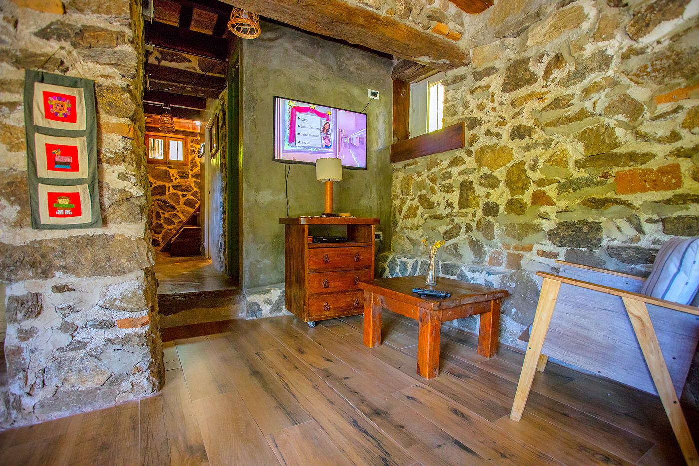 Living de piedra con TV Smart