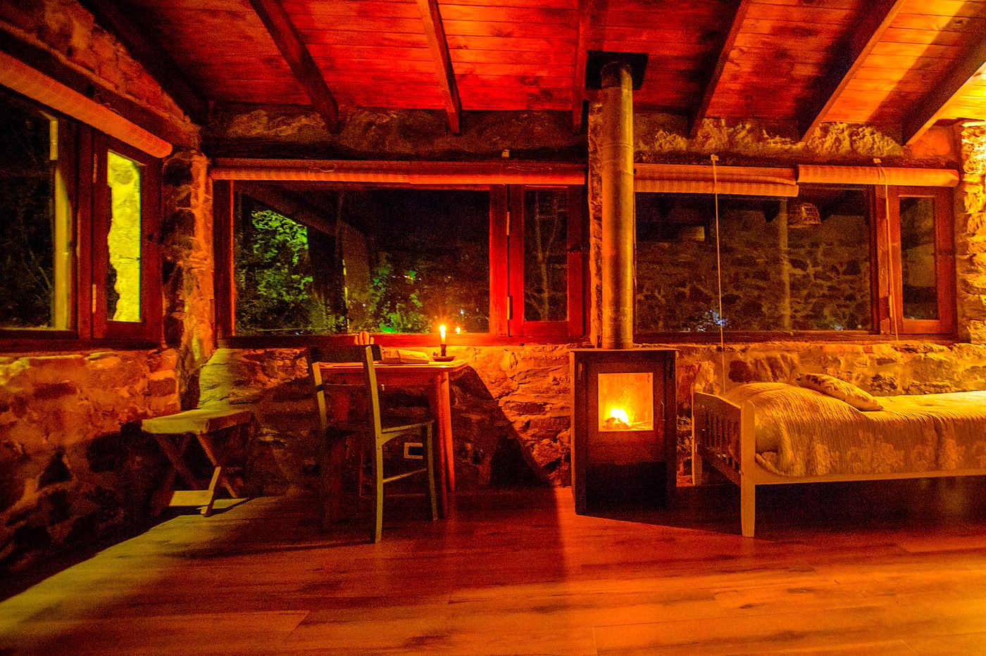 Living de noche con la salamandra encendida